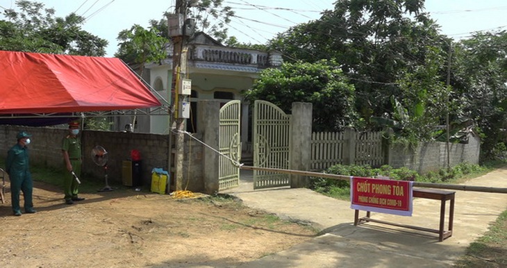 Chốt phong tỏa phòng chống dịch COVID-19 được lập tại thôn Minh Ngọc, xã Minh Sơn, huyện Ngọc Lặc - nơi cư trú của BN 4694.